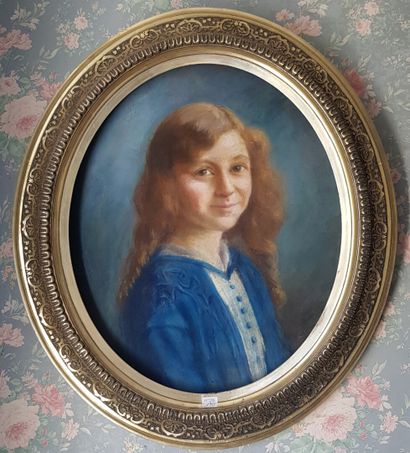 null School around 1900

Portrait of a young girl

Oval pastel

55 x 46 cm