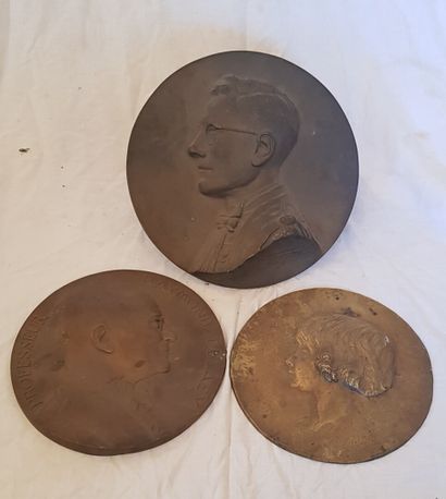 null Trois médaillons en bronze l'un par R. COCHET figurant le profil du professeur...