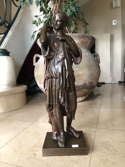 null John WALZ (1844-?) 

Greek goddess 

Bronze with brown patina on a marble pedestal

Height:...