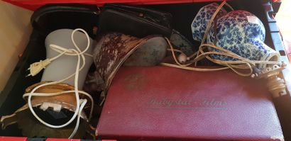 null Lot of various trinkets, boxes, handbag, Beethoven, a baby stat (film viewer),...