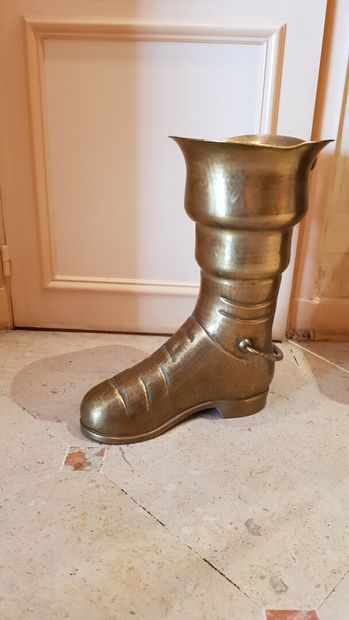 null Brass Seven Places boot forming a rod holder

Height 51 cm, length 40 cm