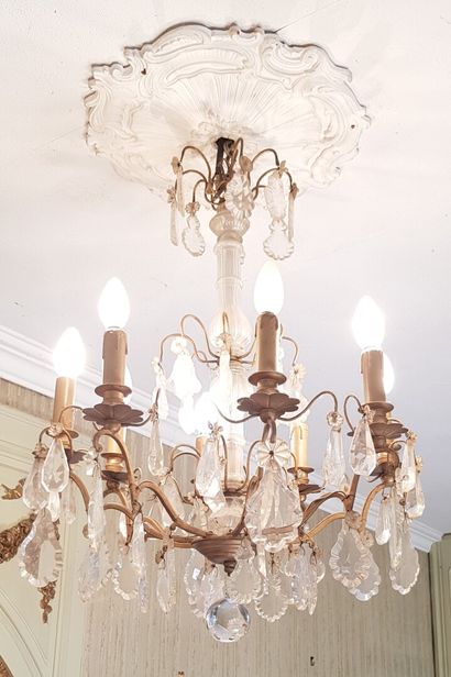 null Chandelier with 8 lights in gilded metal underlined by plates and pendants 

Height...