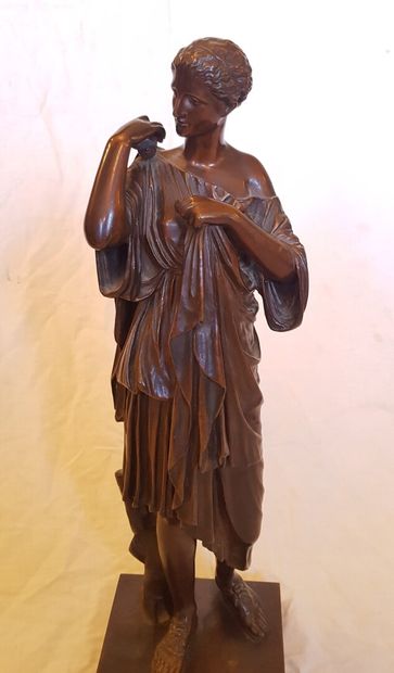 null Femme drapée à l'Antique

Groupe en bronze à platine brune portant l'inscription...