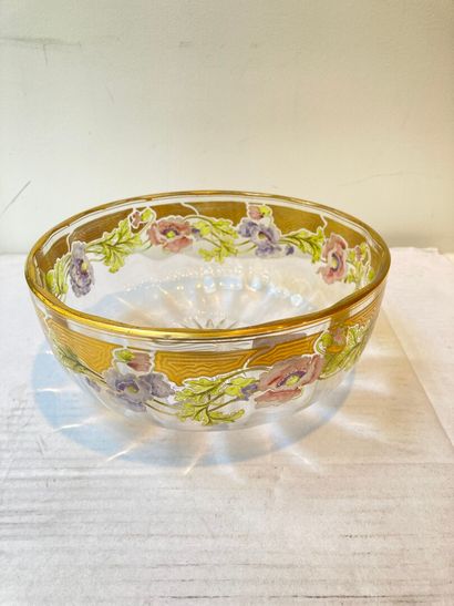 null Cut glass bowl with polychrome and gold floral decoration

Diam. 20 cm (acc...