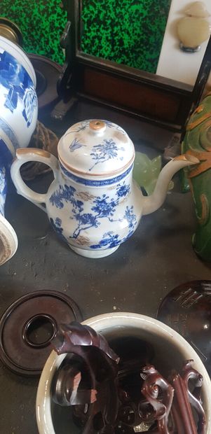 null ASIE : lot de bibelots, vases, souvenirs de voyage, panier de pique-nique, éventails,...