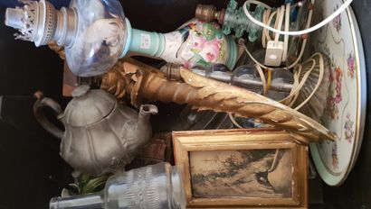 null Lot of various trinkets such as oil lamp base, coffee pot, carafon, porcelain...