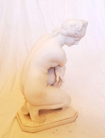 null Crouching woman in white marble 

Height : 50 cm

Width : 29 cm (accidents and...