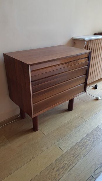 null Small chest of drawers with four drawers consisting of a box resting on a base

Length...