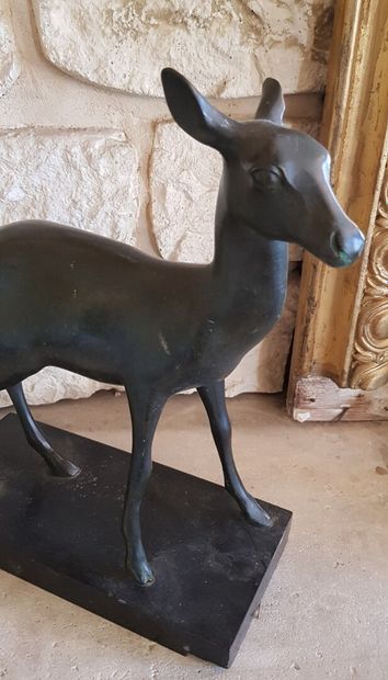 null Small antelope

Bronze group with green arm on black marble base 

Height :...