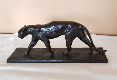 null School XXth century

Panther walking 

Bronze with brown patina marked on the...