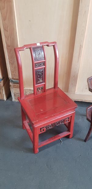 null * ASIE

Chaise en bois laqué rouge

On y joint :

Une table pliante à plateaux

Lot...