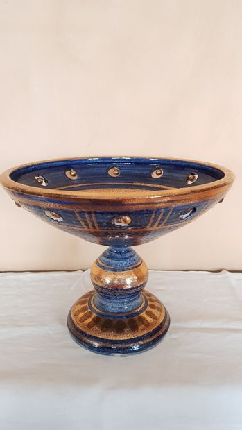 null PELLETIER

Cup on a pedestal in glazed cracked earth in the Art Deco style

Height...