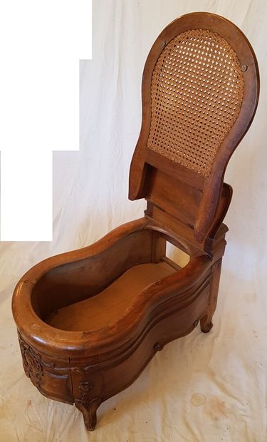 null Natural wood armchair decorated with a cartouche and scroll 4 small amber legs...