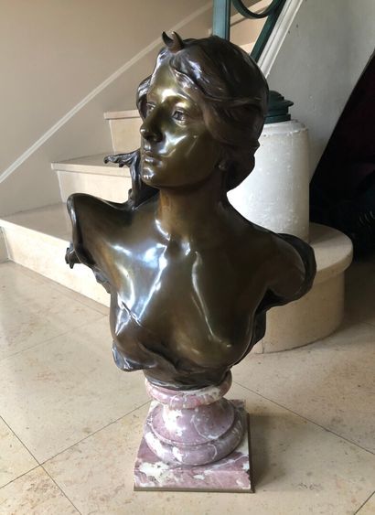 null Paul GASQ (1860-1944) 

Buste de Diane bronze à patine brune, signé

Haut: 62...