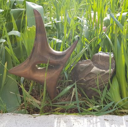 null M. FORGEOIS

Abstract figure, bronze group numbered 2/8 (base missing)



We...