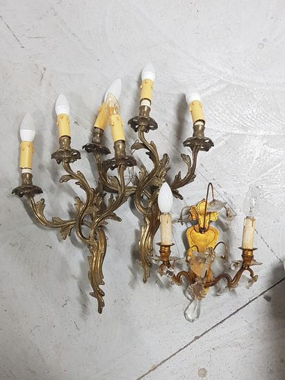 null Lot of various cups

A pair of bronze rocaille sconces

Another sconce is attached

Lot...