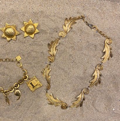 null GUY LAROCHE, A TOUT MOMENT

Lot de bijoux fantaisie comprenant :

Un collier...