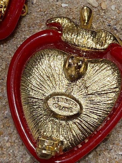 null KENNETH J. LANE

Lot comprenant trois broches figurant une fraise en métal doré...