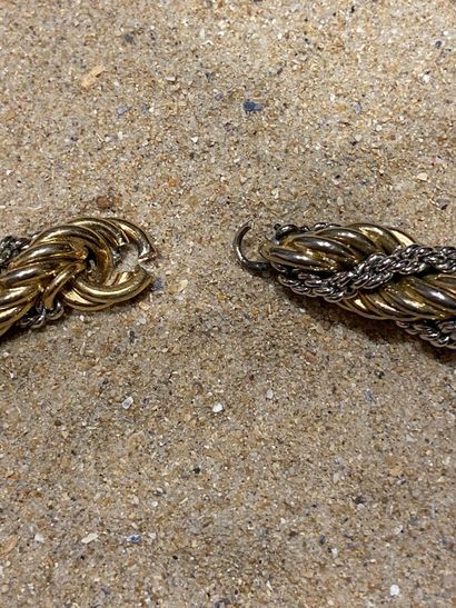 null Lot composé d'un collier maille torsadée à deux chaînes dont une en métal doré...