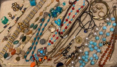 null Fort lot de bijoux fantaisie comprenant colliers, chaines, pendentifs, clips...