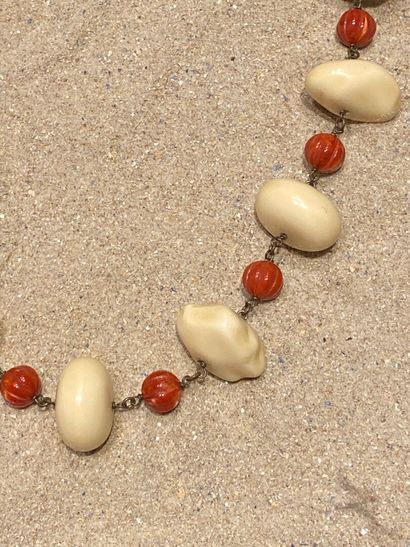 null ANONYME

Grand sautoir de perles de formes irrégulières en bakélite ivoire et...