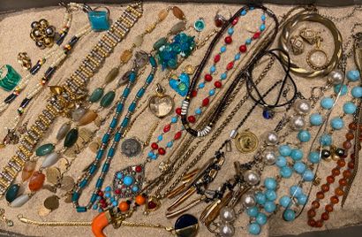 null Fort lot de bijoux fantaisie comprenant colliers, chaines, pendentifs, clips...