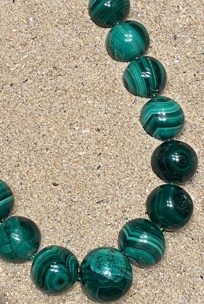 null Collier de perles de malachite entrecoupées de petites perles fantaisie vertes,...