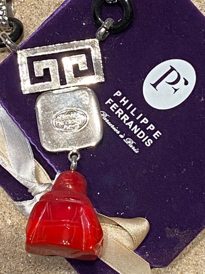 null PHILIPPE FERRANDIS

Collier d'inspiration 1930 en métal argenté orné de strass...