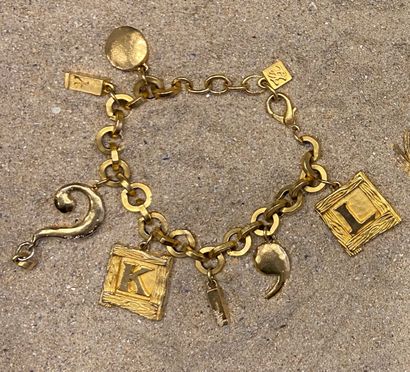 null KARL LAGERFELD, circa 1990

Bracelet gourmette en métal doré retenant breloques...