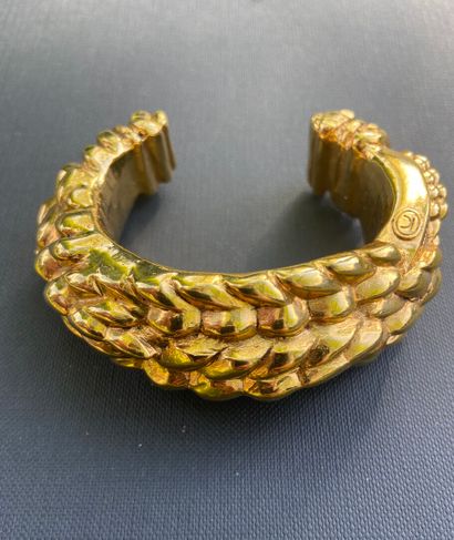 null Bracelet manchette en métal doré légèrement bombé, entièrement orné d'un décor...