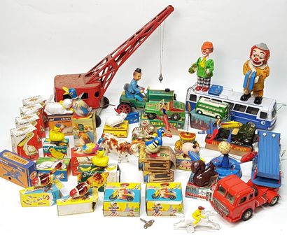 null Ensemble de jouets en tôle comprenant camion porte-voitures, jeeps, autocars,...