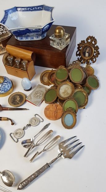 null Lot of various trinkets:

Boxes, photo albums and cards, cigarette cases, inkwells,...