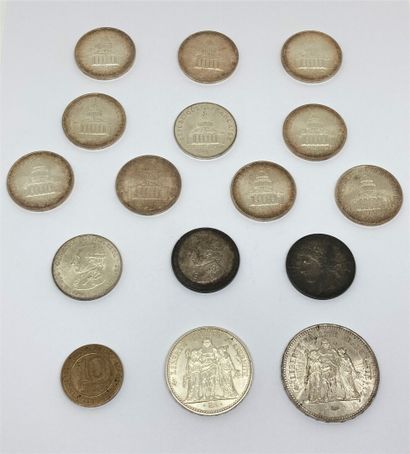 null Lot de pièces en argent :

- 13 de100 frs

- 1 de 50 frs

- 1 de 10 frs

On...