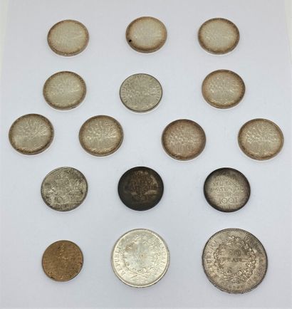null Lot of silver coins :

- 13 of 100 frs

- 1 of 50 frs

- 1 of 10 frs

We join...