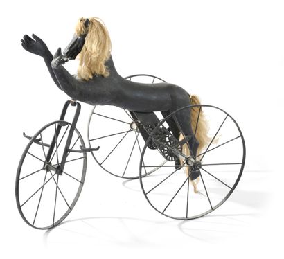 null Tricycle à pédales figurant un cheval à deux bras, crinière et queue au naturel

Vers...