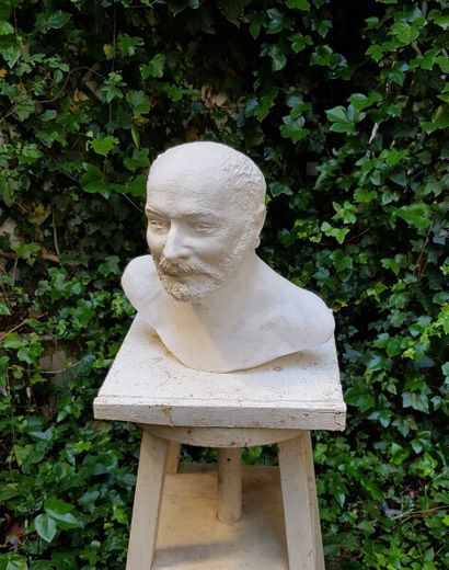 null Jean-Pierre MAURY (1932 - 2021)

Bust of a man with a beard

Plaster

Height...