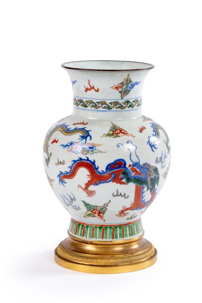 null CHINE

Vase en porcelaine de forme balustre décors en émaux Wucai de trois dragons...