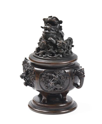 null JAPON - Vers 1900

Petit brûle-parfum quadripode en bronze à patine brune à...