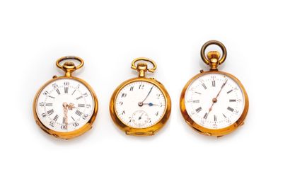 null Lot comprenant :

Trois montres de col en or jaune 18K 750 (en l'état)

Poids...
