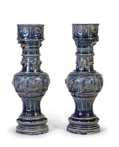  INDOCHINE, VIETNAM 
Paire de grands vases en grès vernissé décoré de dragons, de...
