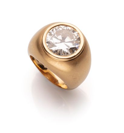  Chevalière bombée en or jaune 18K 750, parée d'un diamant brillanté demi-taille...