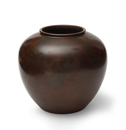 null JAPON - XXème siècle

Vase boule en bronze à patine verte rouge. Signé Dairiten...