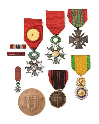 null Ensemble comprenant :

Une croix de chevalier de la légion d'honneur IIIème...