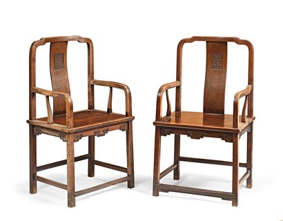 null CHINE

Paire de fauteuils de dignitaire en bois sculpté reposant sur quatre...
