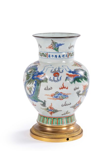 null CHINE

Vase en porcelaine de forme balustre décors en émaux Wucai de trois dragons...