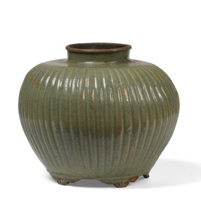 null CHINE ou VIETNAM

Vase de forme côtelée reposant sur cinq pieds figurant des...