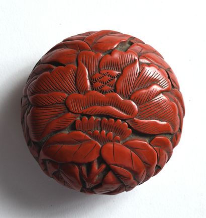 null CHINE

Boîte circulaire en laque cinabre rouge sculptée de fleurs et de feuilles...