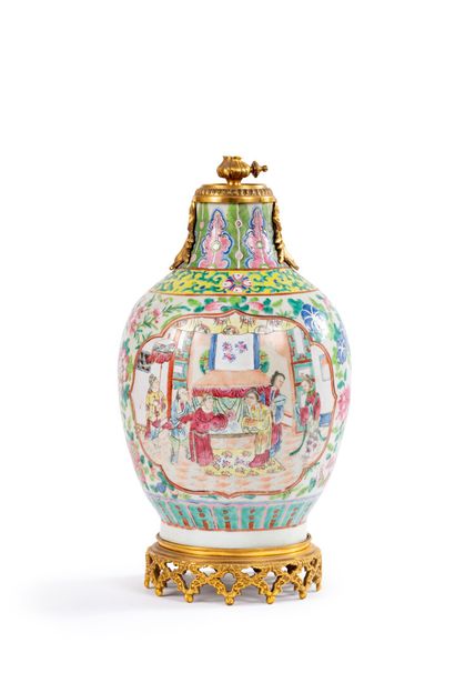 null CHINE

Vase bouteille à col rodé en porcelaine décorée en émaux de la famille...