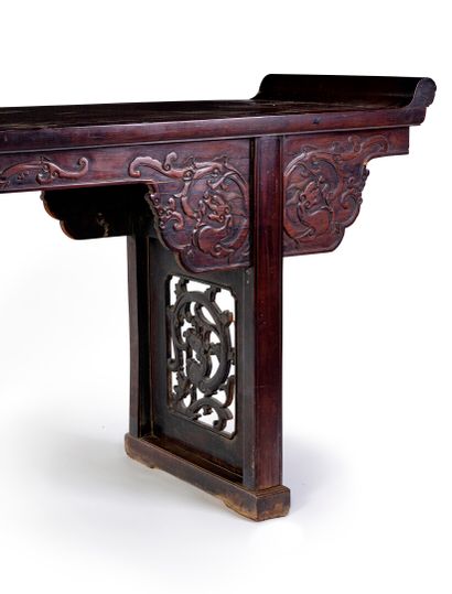 null CHINE

Importante console en bois sculpté (huang huali) et plaqué reposant sur...