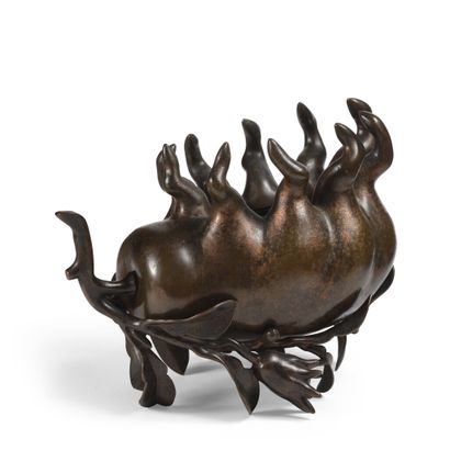 null CHINE - Fin XIXème siècle

Brûle-parfum en bronze à patine brune, en forme de...